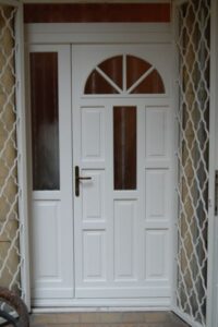 Fehér kétszárnyú ajtó