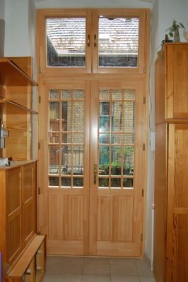 Kétszárnyú belvárosi bejárati ajtó